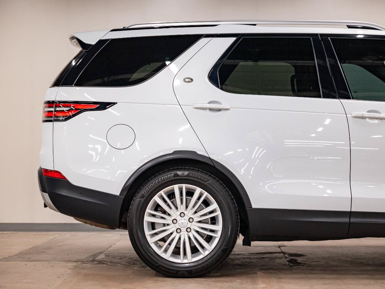 Used 2019 Land Rover Discovery HSE AWD/4WD image 36