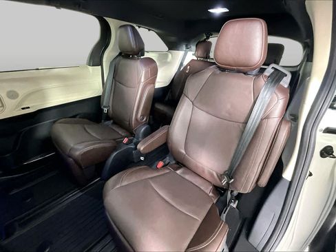 Used 2021 Toyota Sienna Platinum FWD image 19