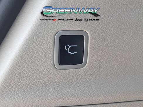 Used 2023 Chrysler Pacifica Touring-L FWD image 8