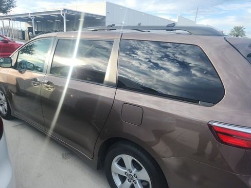 Used 2019 Toyota Sienna LE image 3