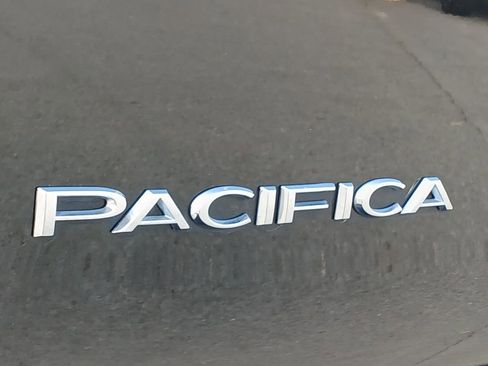 Used 2024 Chrysler Pacifica Touring-L image 33
