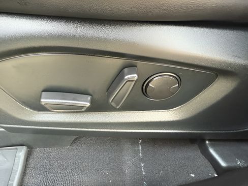 Used 2022 Ford Explorer XLT w/ Equipment Group 202A AWD/4WD image 22