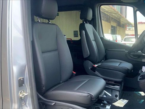 Used 2025 Mercedes-Benz Sprinter 2500 image 2