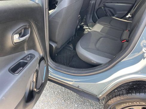 Used 2018 Jeep Renegade Altitude w/ UConnect 8.4 Nav Group AWD/4WD image 11