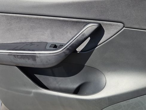 Used 2021 Tesla Model Y Long Range AWD/4WD image 19
