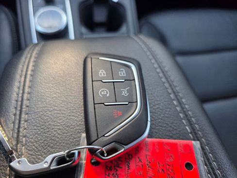 Used 2025 Cadillac XT4 Premium Luxury image 31