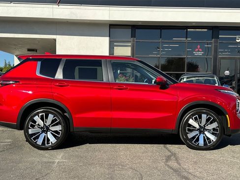 New 2025 Mitsubishi Outlander SE image 4