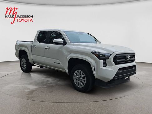 Used 2024 Toyota Tacoma SR5 AWD/4WD image 3