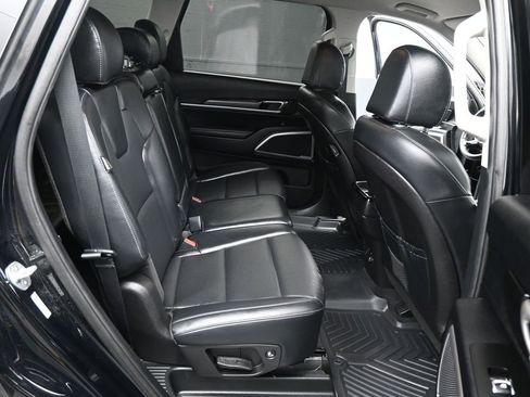 Used 2023 Kia Telluride LX image 3