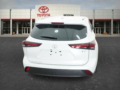 New 2026 Toyota Highlander XLE image 3