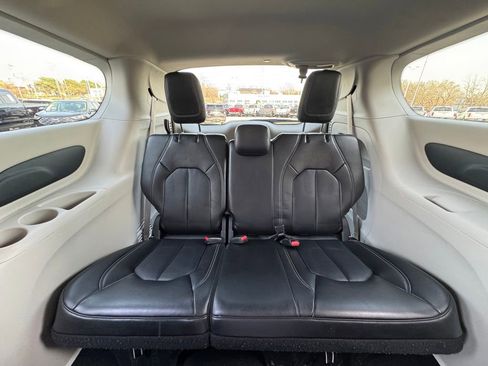 Used 2024 Chrysler Pacifica Touring-L image 31