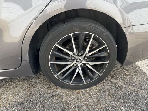 Used 2023 Toyota Camry SE image 5