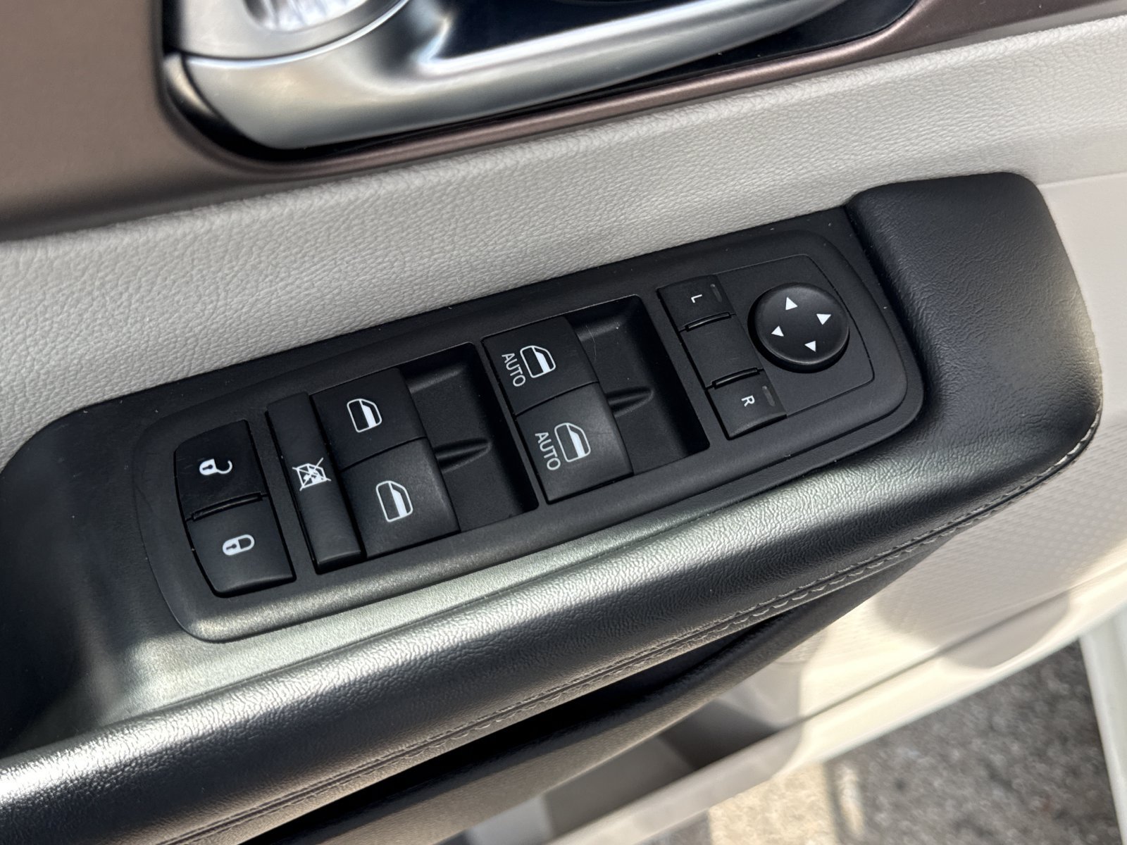 Used 2023 Chrysler Voyager LX FWD image 15