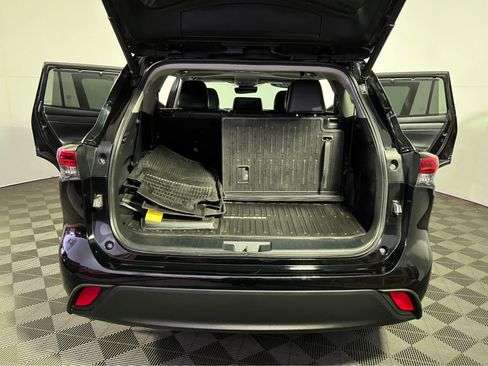 Used 2022 Toyota Highlander XLE AWD/4WD image 28