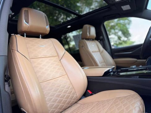 Used 2024 Cadillac Escalade ESV Premium Luxury AWD/4WD image 28