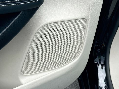 Used 2024 Chrysler Pacifica Touring-L FWD image 18