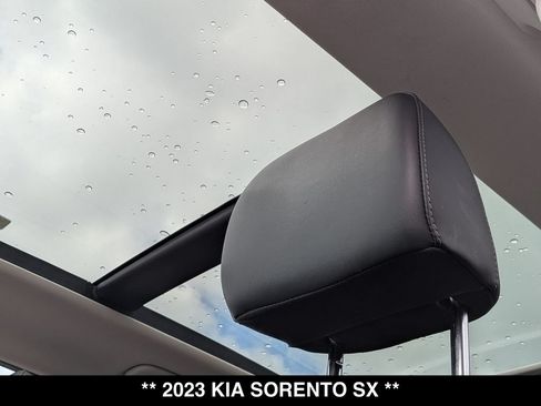Used 2023 Kia Sorento SX AWD/4WD image 4