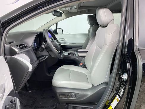 Used 2025 Toyota Sienna XLE image 12