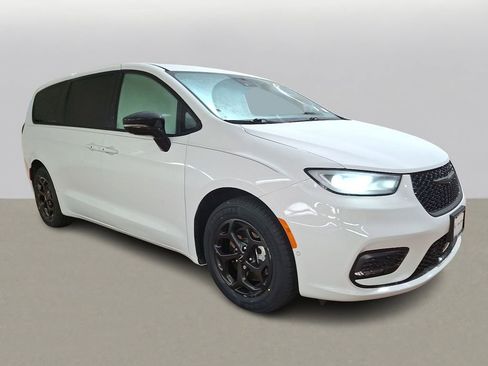 Used 2024 Chrysler Pacifica Select image 3