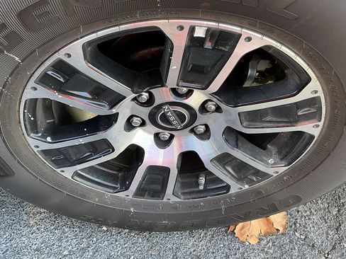 Used 2024 Nissan Titan SV w/ SV Convenience Package image 10