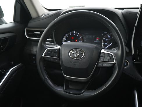 Used 2023 Toyota Highlander LE FWD image 14