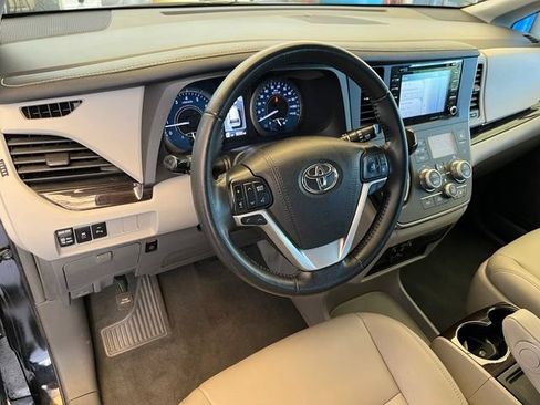 Used 2019 Toyota Sienna XLE Premium w/ Carpet Mat Package FWD image 11