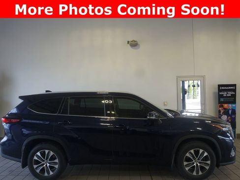 Used 2022 Toyota Highlander XLE AWD/4WD image 2