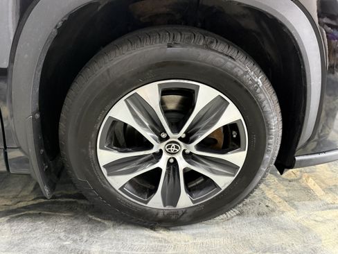Used 2021 Toyota Highlander XLE AWD/4WD image 27
