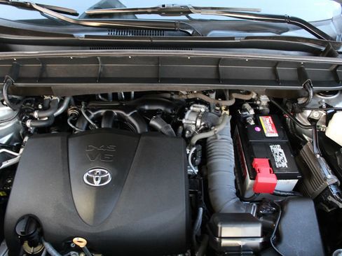 Used 2021 Toyota Highlander L FWD image 37