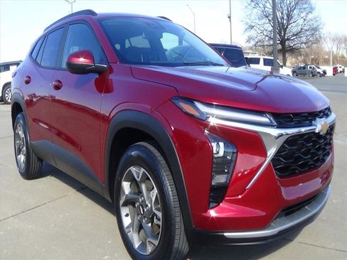 Used 2025 Chevrolet Trax LT w/ LT Convenience Package image 4