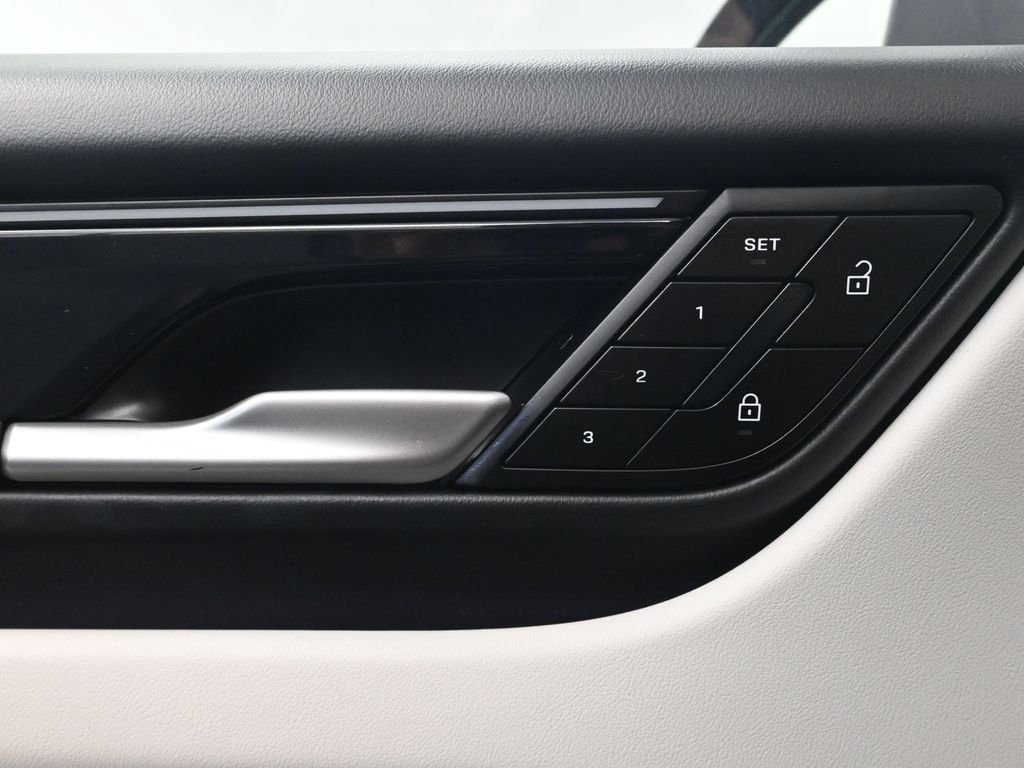 Certified 2025 Porsche Macan 4S Electric AWD/4WD image 17