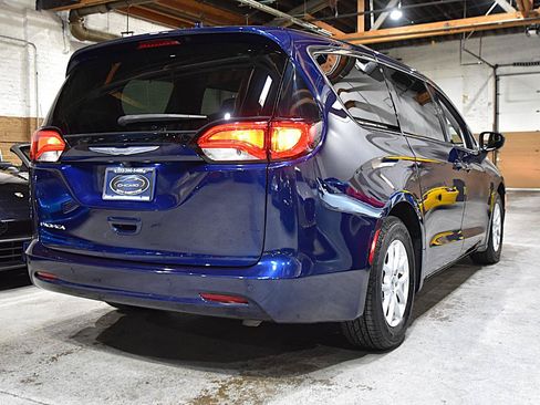 Used 2017 Chrysler Pacifica Touring FWD image 4