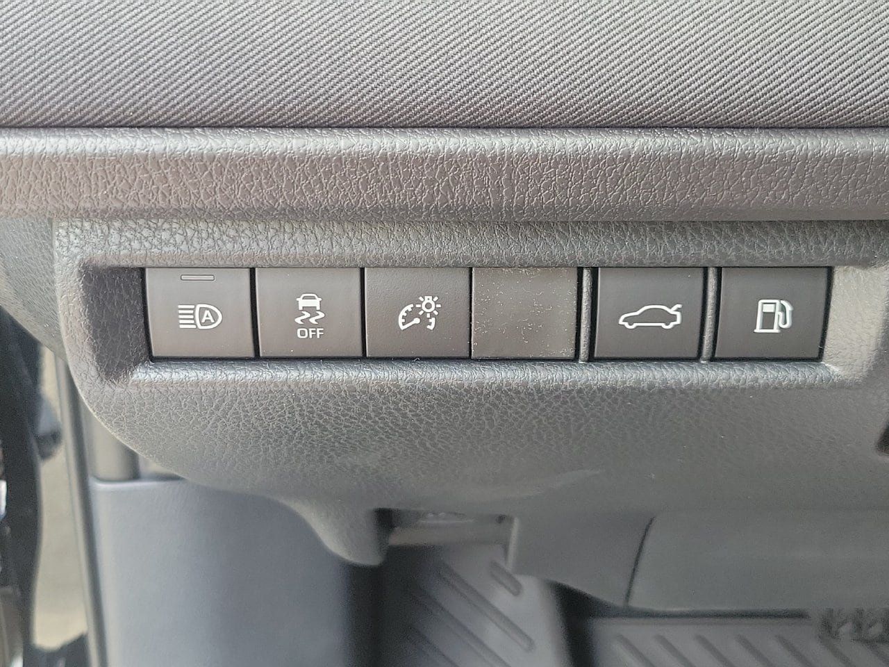 Used 2026 Toyota Camry LE FWD image 32