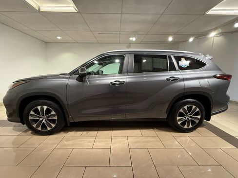 Certified 2024 Toyota Highlander XLE image 2