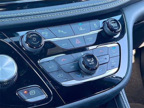 Certified 2024 Chrysler Pacifica Premium image 16