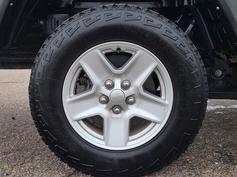 Used 2023 Jeep Gladiator Sport image 17