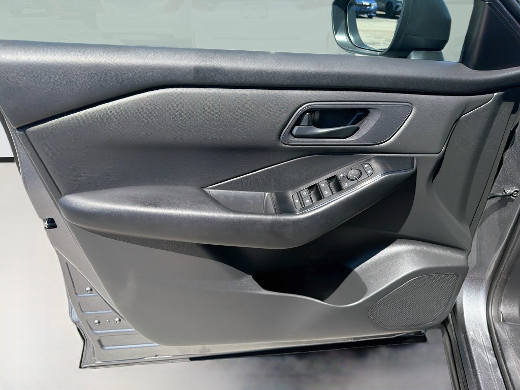 Used 2025 Nissan Rogue S FWD image 19