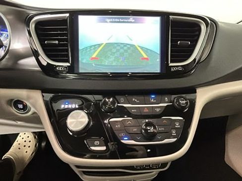 Used 2024 Chrysler Pacifica Touring-L FWD image 25
