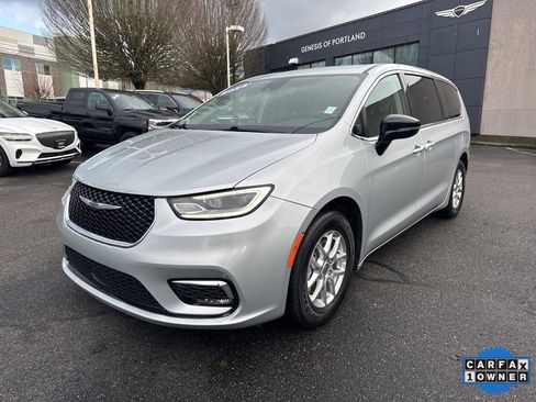 Used 2024 Chrysler Pacifica Touring-L image 3