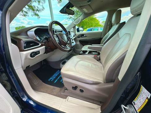 Used 2017 Chrysler Pacifica Touring-L FWD image 10