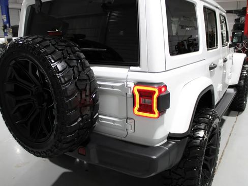 Used 2021 Jeep Wrangler Unlimited Sahara AWD/4WD image 12