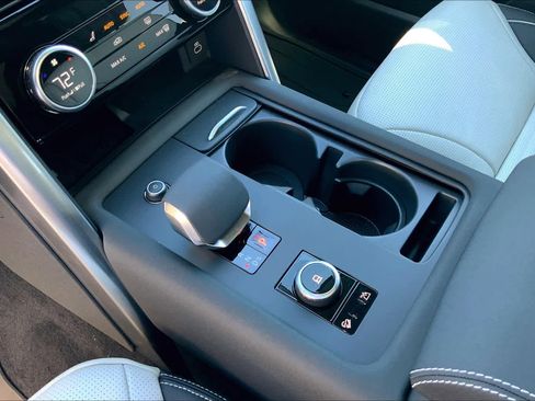 Used 2024 Land Rover Discovery Dynamic SE image 7