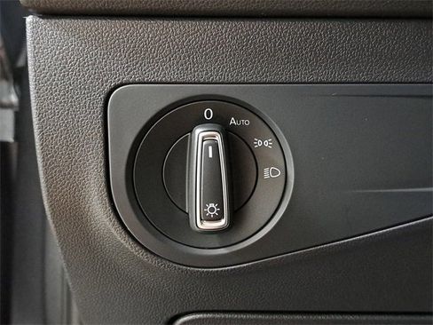 Used 2021 Volkswagen Tiguan SE w/ Panoramic Sunroof Package image 25