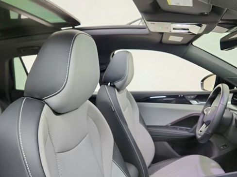 Used 2025 Volkswagen Tiguan SE R-Line image 21