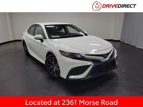Used 2023 Toyota Camry SE FWD image 1