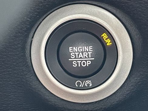 Used 2025 Chrysler Pacifica Limited FWD image 23