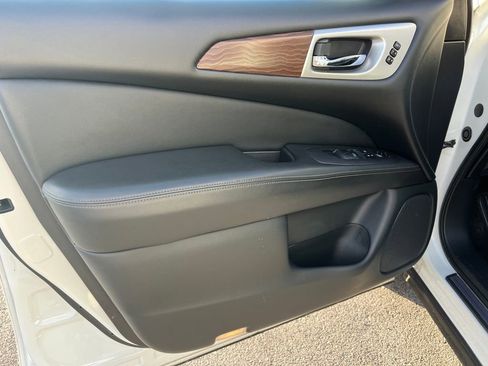 Used 2020 Nissan Pathfinder Platinum image 19