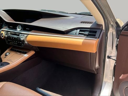 Used 2016 Lexus ES 350 w/ Premium Package w/Wood Trim FWD image 16