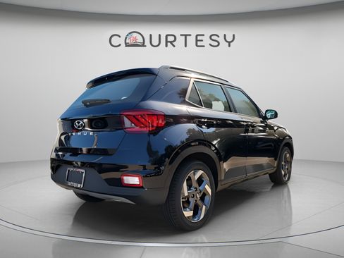 Used 2025 Hyundai Venue SEL FWD image 6