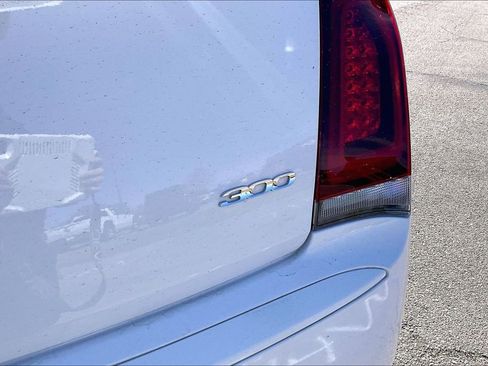 Used 2019 Chrysler 300 Touring w/ Sport Appearance Package image 10